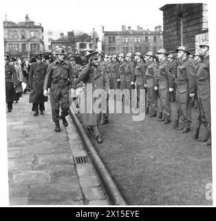 LE VICE-PREMIER MINISTRE TCHÉCOSLOVAQUE VISITE L'IRLANDE DU NORD - le général Sergej Ingr inspecte la Garde d'honneur de l'armée britannique Banque D'Images