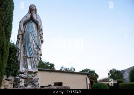 Statue de la Vierge Marie de religion catholique devant une maison à Greolieres dans le Parc naturel régional des Préalpes d'Azur dans les Alpes-Mar Banque D'Images