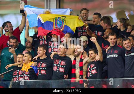 Florian Wirtz, Lev 10 Xabi Alonso, entraîneur, entraîneur Leverkusen, Jonas Hofmann, Lev 7 avec trophée dupliqué, Jeremie FRIMPONG, LEV 30 , Lukas HRADECKY, gardien de but Lev 1 Robert Andrich, Lev 8 Odilon Kossounou, Lev 6 Victor Boniface, Lev 22 Jonathan TAH, Lev 4 granit Xhaka, Lev 34 Josip Stanisic, Lev Lev 2 après le match BAYER 04 LEVERKUSEN - SV WERDER BREMEN 5-0 le 14 avril 2024 à Leverkusen, Allemagne. Saison 2023/2024, 1.Bundesliga,, Journée 29, 29.Spieltag photographe : ddp images / STAR-images - LA RÉGLEMENTATION DFL INTERDIT TOUTE UTILISATION DE PHOTOGRAPHIES comme SÉQUENCES D'IMAGES et/ou QUA Banque D'Images