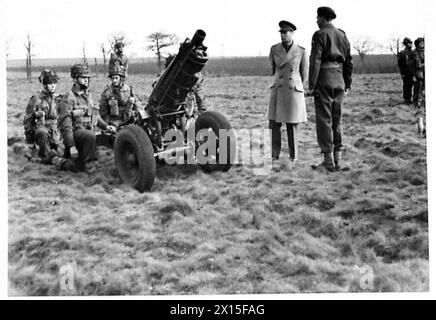 H.M. THE KING VISITE LA DIVISION AÉROPORTÉE - H.M. inspecte le nouveau canon de 75mm - évolué comme une version légère d'un canon de campagne pour une utilisation par les troupes aéroportées George VI, King, British Army, Parachute Regiment Banque D'Images