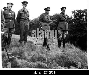 Négatif - le général Sir Alan Brooke avec le Lt.Gen. H.R. Franklyn observant les opérations depuis un point de vue de l'armée britannique Banque D'Images