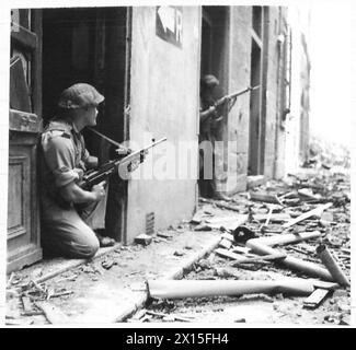 HUITIÈME ARMÉE : NETTOYAGE DES RUES À FLORENCE - Une patrouille de 4 peloton 'A' Coy., WR/DLR - Division sud-africaine d'une unité sud-africaine, se déplace le long des rues jonchées de débris vers le Ponte Vecchio bloqué. Les hommes sont même en alerte pour les snipers allemands ou fascistes errants de l'armée britannique Banque D'Images