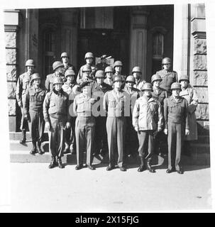 PRÉLUDE À L'ASSAUT DU RHIN - le C-en-C avec Lieut. Général W.H. Simpson, G.O.C. 9th Army, corps Commanders et Divisional Commanders après la conférence British Army, 21st Army Group Banque D'Images