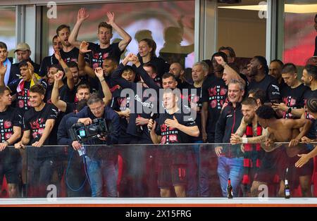 Florian Wirtz, Lev 10 Xabi Alonso, entraîneur, entraîneur principal teammanager Leverkusen, avec double trophée, Jeremie FRIMPONG, LEV 30 , Lukas HRADECKY, gardien de but Lev 1 Robert Andrich, Lev 8 Odilon Kossounou, Lev 6 Victor Boniface, Lev 22 Jonathan Tah, Lev 4 granit Xhaka, Lev 34 Josip Stanisic, Lev 2 après le match BAYER 04 LEVERKUSEN - SV WERDER BREMEN 5-0 le 14 avril 2024 à LEVERKUSEN, Allemagne. Saison 2023/2024, 1.Bundesliga,, Journée 29, 29.Spieltag photographe : ddp images / STAR-images - LA RÉGLEMENTATION DFL INTERDIT TOUTE UTILISATION DE PHOTOGRAPHIES comme SÉQUENCES D'IMAGES et/ou QUASI-VIDÉO - Banque D'Images