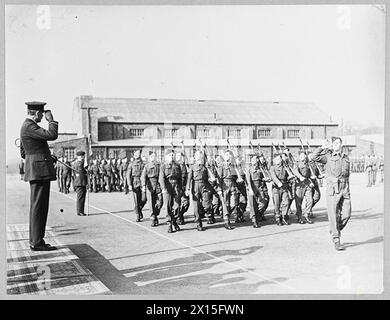 LORD TRENCHARD INSPECTE LES ESCADRONS DU RÉGIMENT DE LA ROYAL AIR FORCE. - [Voir A.M. Bulletin No 9474], 8706. Lord Trenchard prend le salut à la marche devant la Royal Air Force Banque D'Images