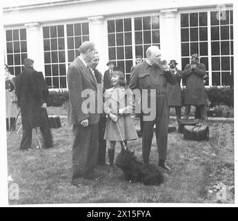 LE PREMIER MINISTRE MONTRE À L'AMÉRIQUE SON COSTUME DE SIRÈNE - le premier ministre posant pour des photos et de la cinéma avec MM. Harry Hopkins, Mlle Diana Hopkins et le commandant Thompson British Army Banque D'Images