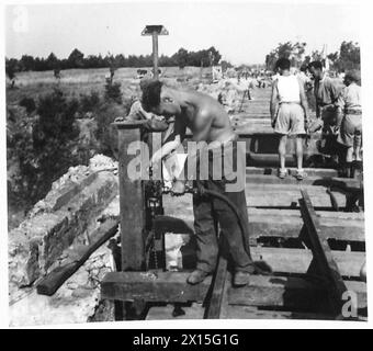 ITALIE : HUITIÈME ARMÉE : RECONSTRUCTION DU CHEMIN DE FER - sapeur Raymond Akers de 3, Parkside, Darlington, Co.Durham, forant des traverses sur le pont British Army Banque D'Images