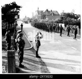 TRANSFERT D'INFANTERIE AU CORPS BLINDÉ ROYAL - le commandant du corps Lt. Gen. Schreiber reçoit le salut alors que le bataillon marche devant l'armée britannique Banque D'Images