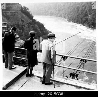 Le premier ministre et Mlle Mary Churchill sont photographiés à Niagara Falls, près de Thompsons point, observant le tourbillon dans la rivière après de fortes pluies récentes. Banque D'Images