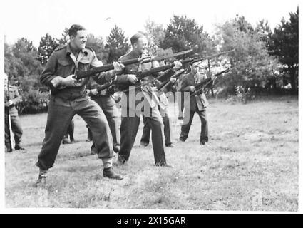 Les correspondants de guerre participent à des exercices à baïonnette avec le Eastern Command Coast Regiment pour acquérir une compréhension directe des opérations ennemies. Banque D'Images