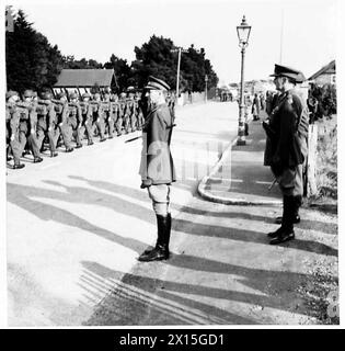 TRANSFERT D'INFANTERIE AU CORPS BLINDÉ ROYAL - le commandant du corps Lt. Gen. Schreiber reçoit le salut alors que le bataillon marche devant l'armée britannique Banque D'Images