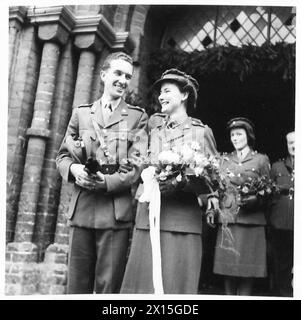 MARIAGE MILITAIRE EN ALLEMAGNE OCCUPÉE - la mariée et mariée en quittant l'église British Army, 21st Army Group Banque D'Images