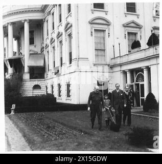 LE PREMIER MINISTRE MONTRE À L'AMÉRIQUE SON COSTUME DE SIRÈNE - le premier ministre accompagné de MM. Harry Hopkins, Mlle Diana Hopkins, (la fille de MM. Hopkin qui vit avec lui à la Maison Blanche), le commandant C.R. Thompson, RN., son aide, et 'Falla', le terrier d'Aberdeen du président et probablement le chien le plus connu au monde. La Maison Blanche est vue dans l'arrière-plan Armée britannique Banque D'Images