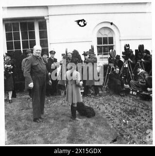 LE PREMIER MINISTRE MONTRE À L'AMÉRIQUE SON COSTUME DE SIRÈNE - le premier ministre posant pour des photos et de la cinéma avec MM. Harry Hopkins, Mlle Diana Hopkins et le commandant Thompson British Army Banque D'Images