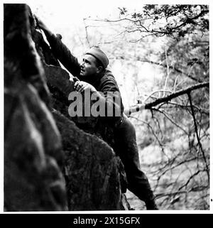 Les soldats de commando français pratiquent l'escalade sur une face escarpée dans un dépôt de commando, documenté par l'armée britannique. Banque D'Images