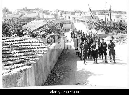 INVASION DE LA SICILE - Un lot de prisonniers italiens passant par l'armée britannique de Scordia Banque D'Images