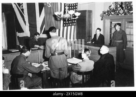 PREMIERS PROCÈS DE CIVILS ALLEMANDS DANS LE TERRITOIRE ALLEMAND OCCUPÉ PAR LES BRITANNIQUES - pour l'accusation, un officier britannique expose l'affaire contre Josef Gielen Asst. Trésorier de l'armée britannique de Gangelt, 21e groupe d'armées Banque D'Images