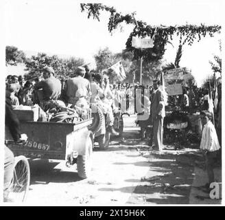 Les troupes britanniques entrent à Corinthe, avec des jeeps blindées se déplaçant à travers des lignes de citoyens rassemblés dans les rues, lors des opérations militaires. Banque D'Images