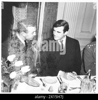 DÎNER DE COOPÉRATION ANGLO-AMÉRICAINE - de gauche à droite : Major général Ingles, RT.Hon. Anthony Eden, major général J.K.grain au dîner de l'armée britannique Banque D'Images