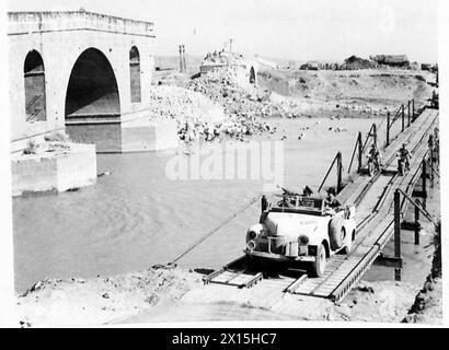 MR. VISITE DE CHURCHILL EN AFRIQUE DU NORD - au cours de sa visite, le parti du premier ministre a traversé un pont construit par les R.ES à Protville en arrière-plan, on peut voir le pont explosé par les Allemands lors de leur retraite de Bizerta. Sur cette image, le général Sir Alan Brooke discute du pont avec le M.R. Anthony Eden British Army Banque D'Images