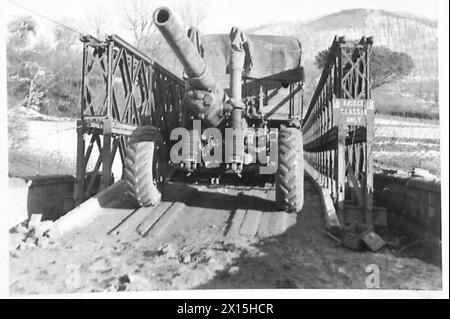 ITALIE : CINQUIÈME SECTEUR ARMYAMERICAN - une fois de plus, la force d'un pont Bailey est soulignée par le passage d'un convoi de 5,5 in. Canons de la Royal Artillery vers de nouvelles positions sur le front de la 5e armée. La valeur de ce type de pont pendant les combats italiens ne peut être surestimée par l'armée britannique Banque D'Images