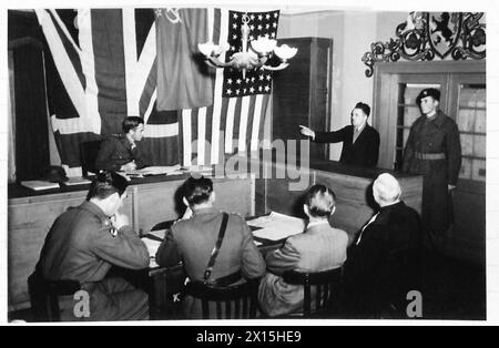 PREMIERS PROCÈS DE CIVILS ALLEMANDS DANS LE TERRITOIRE ALLEMAND OCCUPÉ PAR LES BRITANNIQUES - JOSEF GIELEN ASST. Trésorier de Gangelt, après avoir été condamné à six mois de prison, fait appel au président de la Cour Capt. W. Seddon British Army, 21st Army Group Banque D'Images