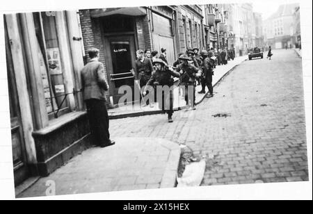 COMBATS DANS S'HERTOGENBOSH - hommes du 1er Bn East Lancashire Regt. Se déplaçant dans les rues de la ville vers le pont du canal British Army, 21st Army Group Banque D'Images