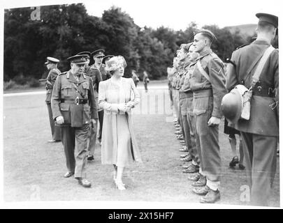 LE ROI ET LA REINE INSPECTENT LE CORPS FORESTIER CANADIEN - la reine pendant l'inspection de l'Armée britannique Banque D'Images