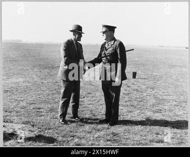 LE MINISTRE DE LA DÉFENSE NATIONALE DU CANADA VISITE LA STATION R.A.F. EN GRANDE-BRETAGNE. - (Photo publiée en 1943) Colonel le Hon. J.L. Ralston, CB.,CMG.,DS0., ministre de la Défense nationale, pour le Canada, accueilli par le Lieutenant-général E.W. Sansom, DS0., commandant un corps canadien, à son arrivée à une station R.A.F. de la Royal Air Force britannique Banque D'Images