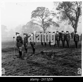 LE COMMANDEMENT occidental du GC-in-C PRÉSENTE DES MÉDAILLES AUX OFFICIERS ALLIÉS - le général Sir R. Gordon Finlayson s'adressant aux troupes néerlandaises après inspection, l'armée britannique Banque D'Images