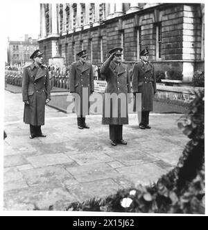 LE VICE-PREMIER MINISTRE TCHÉCOSLOVAQUE VISITE L'IRLANDE DU NORD - le général Sergej Ingr salue après avoir déposé une couronne à l'armée britannique du cénotaphe Banque D'Images