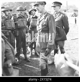 TRANSFERT D'INFANTERIE AU CORPS BLINDÉ ROYAL - le commandant du corps Lt. Gen. Schriber discute avec les officiers au départ des deux unités de l'armée britannique Banque D'Images