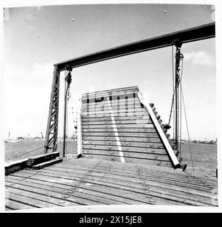 PHOTOGRAPHIES DU PORT PRÉFABRIQUÉ ETC - rampe et engins de levage sur LST Pierhead British Army, 21st Army Group Banque D'Images