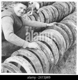 ITALIE : CINQUIÈME FEU ARMYSPOT SUR LES KIWIS - ORDNANCE : PTE. Bill Mindrom de Ordnance Field Park - section d'infanterie. « Nous sommes une division dynamique et percutante - nous avons élevé la poussière très haut dans le désert. Regardez notre poussière ici le moment venu. Ce serait vraiment génial de revoir Littleton Heads. Le Sgt 'Two Bob' est ici aussi - nous l'avons acheté pour 2 shillings à Tripoli'. Pte. Mintrom était auparavant chauffeur de camion et jouait au rugby pour Christchurch, en Nouvelle-Zélande. Sa maison est à Hazeldean Road, Christchurch British Army Banque D'Images