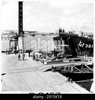 PHOTOGRAPHIES DU PORT PRÉFABRIQUÉ ETC - MT véhicule débarquant de LST sur Pierhead, , British Army, 21st Army Group Banque D'Images