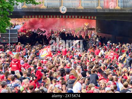 Arrivée de l'équipe dans le Teambus avec les fans en fête avant le match BAYER 04 LEVERKUSEN - SV WERDER BRÊME le 14 avril 2024 à Leverkusen, Allemagne. Saison 2023/2024, 1.Bundesliga,, Journée 29, 29.Spieltag © Peter Schatz / Alamy Live News - LA RÉGLEMENTATION DFL INTERDIT TOUTE UTILISATION DE PHOTOGRAPHIES comme SÉQUENCES D'IMAGES et/ou QUASI-VIDÉO - Banque D'Images