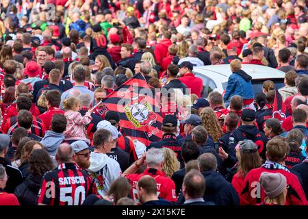 Arrivée de l'équipe dans le Teambus avec les fans en fête avant le match BAYER 04 LEVERKUSEN - SV WERDER BRÊME le 14 avril 2024 à Leverkusen, Allemagne. Saison 2023/2024, 1.Bundesliga,, Journée 29, 29.Spieltag © Peter Schatz / Alamy Live News - LA RÉGLEMENTATION DFL INTERDIT TOUTE UTILISATION DE PHOTOGRAPHIES comme SÉQUENCES D'IMAGES et/ou QUASI-VIDÉO - Banque D'Images