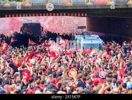 Arrivée de l'équipe dans le Teambus avec les fans en fête avant le match BAYER 04 LEVERKUSEN - SV WERDER BRÊME le 14 avril 2024 à Leverkusen, Allemagne. Saison 2023/2024, 1.Bundesliga,, Journée 29, 29.Spieltag © Peter Schatz / Alamy Live News - LA RÉGLEMENTATION DFL INTERDIT TOUTE UTILISATION DE PHOTOGRAPHIES comme SÉQUENCES D'IMAGES et/ou QUASI-VIDÉO - Banque D'Images