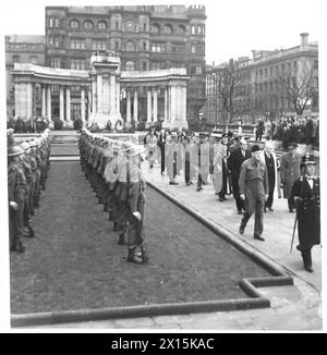 LE VICE-PREMIER MINISTRE TCHÉCOSLOVAQUE VISITE L'IRLANDE DU NORD - Une vue générale du parti officiel quittant le cénotaphe et passant devant la Garde d'honneur de l'armée britannique Banque D'Images