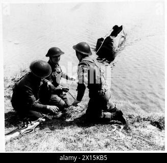 MEDICAL CORPS ADOPTENT DES MÉTHODES COMMANDO - en passant le brancard bateau à travers la rivière British Army Banque D'Images