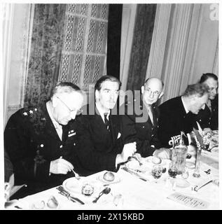 DÎNER DE COOPÉRATION ANGLO-AMÉRICAINE - le Hon. J.G. Winant (à droite) et le RT.Hon. Anthony Eden descend escalier du cocktail Bar à la salle à manger. À gauche de la photo, le brigadier M.C. Morgan, MC. (Directeur adjoint du bien-être social) de l'armée britannique Banque D'Images