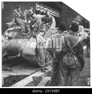 Le personnel de 4/7 D.G. fait une pause pour le thé après avoir chargé les chars Sherman dans les trains pendant les exercices d'entraînement du second Front Movement. Banque D'Images