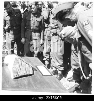 LORD MAYOR OF LONDON PRÉSENTE DES FRAGMENTS DE CLOCHE D'ARC À Une DIVISION LONDONIENNE - les troupes exmaining avec intérêt les morceaux de Bow Bell British Army Banque D'Images