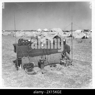 PARACHUTE PATHFINDERS - L'équipement d'un peloton Pathfinder pour guider dans une brigade de parachute par jour (par nuit des lampes de balise spéciales sont également utilisées. A : balise 'Crest', type 'B' (au-dessus et au-dessous) B : balise 'Eureka'. En haut à l'avant du boîtier rembourré, se trouve la vue arrière du Power Pack et du TRANS- récepteur ; l'évidement rond est destiné à un dispositif de démolition pour empêcher la capture de cet appareil secret. Ci-dessous, réglé avec batterie. C : balise 'Crest' - type 'A' d : la valise d'apparence innocente est rembourrée à l'intérieur pour contenir un récepteur-émetteur de téléphone 's', avec lequel une conversation bidirectionnelle peut être c Banque D'Images