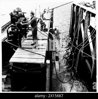 CALE SÈCHE FLOTTANTE À GARELOCHHEAD BRIQUET de 75 TONNES DANS LE QUAI - eau pompée des chars latéraux , armée britannique Banque D'Images