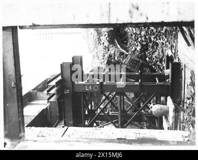 DÉGÂTS des raids AÉRIENS - dommages causés aux ponts par les bombes ennemies de l'armée britannique Banque D'Images