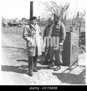 Le maréchal Montgomery et le général Ridgway, du 18e corps du G.O.C., traversent la rivière Elbe pendant les opérations alliées pendant la IIe Guerre mondiale Banque D'Images