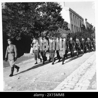 LES ARMÉES ALLIÉES DANS LA CAMPAGNE DE TUNISIE, NOVEMBRE 1942-MAI 1943 - le régiment de zouaves français défilant après une parade cérémonielle en l'honneur du brigadier-général Robert McClure, chef de l'Intégeligence, à Alger, le 16 janvier 1943, armée américaine, armée française, McClure, Robert Alexis Banque D'Images