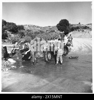 L'ARMÉE BRITANNIQUE DANS LA CAMPAGNE DE TUNISIE, NOVEMBRE 1942-MAI 1943 - équipage d'un canon d'artillerie de 25 livres profitant d'une accalmie pour laver leur porte-canon et munitions à Siliana, 31 janvier 1943. Les troupes du 6e bataillon du Queen's Own (Royal West Kent) Regiment (78e division d'infanterie) arrivent à Siliana (front Djebel-Bargou) et traversent Robba pour soulager une unité française en ligne. Ils ont commencé à avancer et ont continué à le faire le lendemain. La compagnie 'c' a poursuivi l'avance et a maintenu le contact avec les Italiens et après un fort pilonnage par des canons d'artillerie de 25 livres Banque D'Images