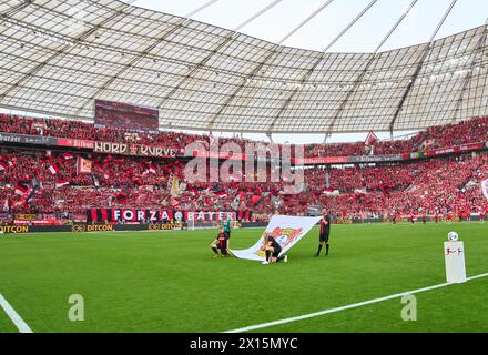 Leverkusen, Allemagne. 13 avril 2024. Fans avant le match BAYER 04 LEVERKUSEN - SV WERDER BRÊME 5-0 le 14 avril 2024 à Leverkusen, Allemagne. Saison 2023/2024, 1.Bundesliga, Journée 29, 29.Spieltag crédit : Peter Schatz/Alamy Live News Banque D'Images